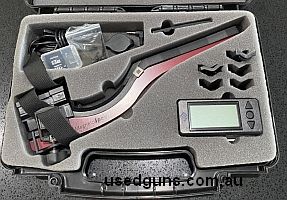 438043