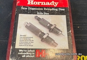 443128